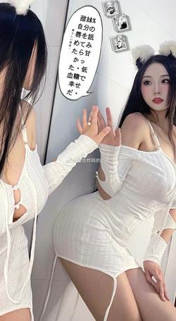 爱吃炸鸡的小玫肤白貌美、五官精致，外加一头乌黑如瀑的及腰长发，妥妥的女神范儿！