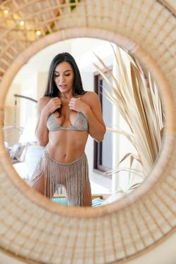 Danika Mori俩人相互惦记的，那叫爱情。一个人自个儿瞎琢磨的，那叫犯贱。