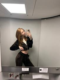 ArinaFox晚风踩着云，月亮贩售快乐。