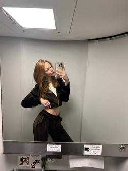 ArinaFox晚风踩着云，月亮贩售快乐。