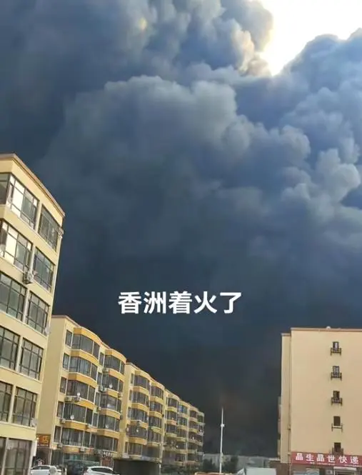 大连一库房起火 浓烟遮蔽大半天空