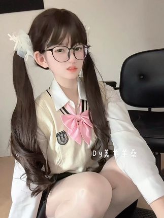 美羊羊桑：这对你来说是#jk制服 #双马尾 #眼镜妹