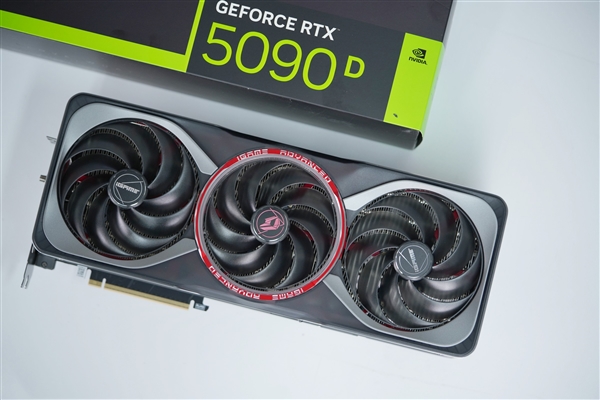 七彩虹iGame RTX 5090D Advanced 32GB显卡图赏