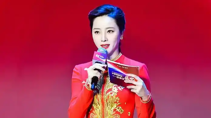 李思思离开央视后首接商演