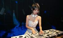 DJ AIYA一位感染力极强的DJ，对音乐有着深刻的理解