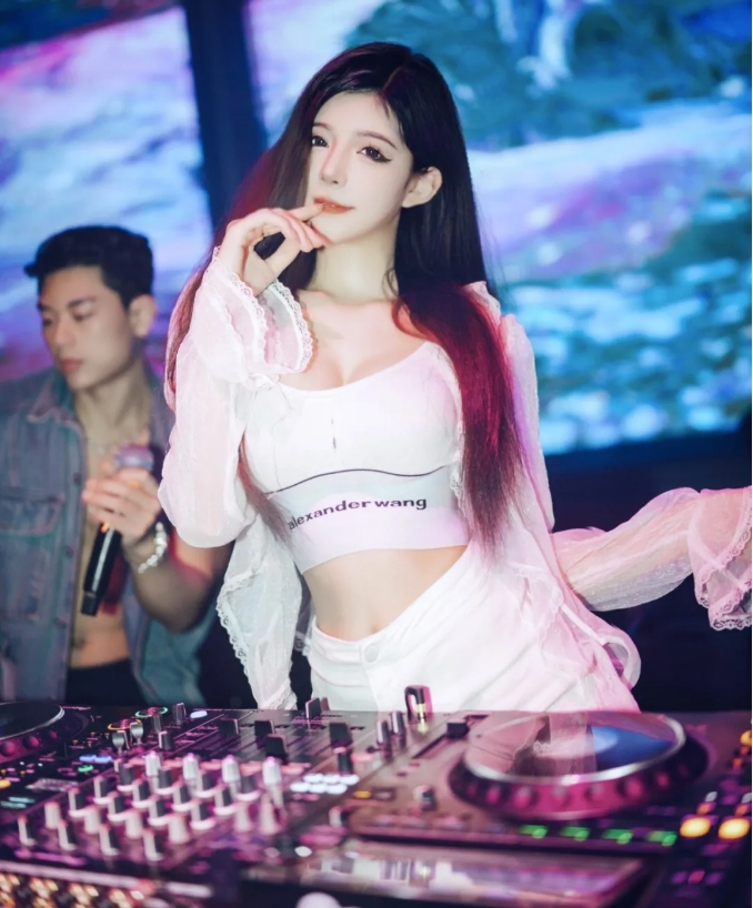 DJ FINE法音新生代炙手可热的女DJ，舞台风格多变