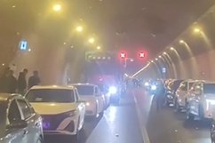 近千辆车45度角为120让路