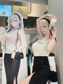 猫九酱Sakura：请喝奶茶的申鹤小姐。#原神枫丹 #喜茶 #cos