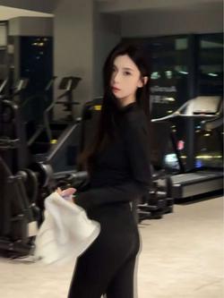 董子涵：装帅好累 还好我是真装#健身  #女性力量#毫无训练痕迹