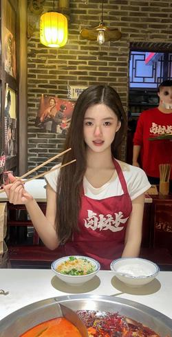 金冷鱼：你像盒火柴 可以擦出一万次短暂的爱。#火锅代言人 #吃火锅最认真的人 #女友视角