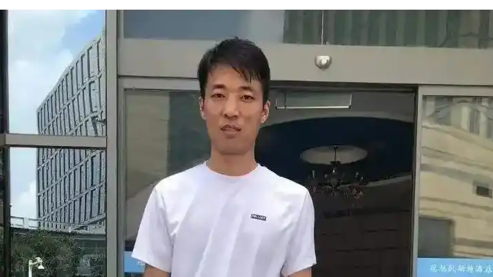 菜刀哥曾在暴雨中“劈车”救人