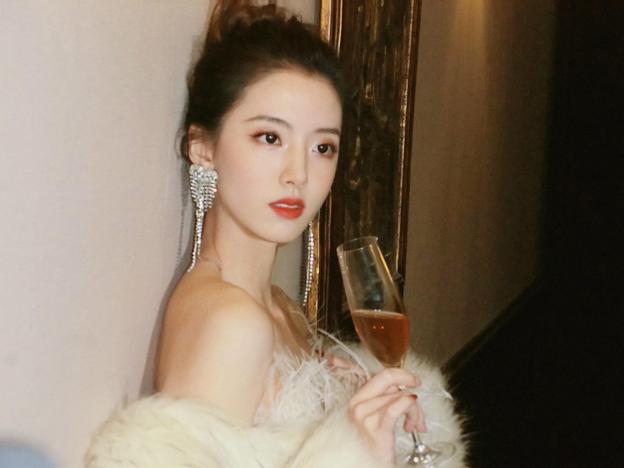 何子怡：“她提着酒瓶摇摇晃晃的走 ”#ccd #氛围感 #纸醉金迷 #侧颜