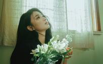 王楚然室内窗边鲜花高清4K美女壁纸 3840x2400下载