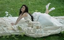 哈喽kitty鞠婧祎 绿色草地 美女 4k壁纸 3840x2400