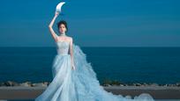 哈喽kitty海边美女白鹿身着蓝色长裙4K高清壁纸 3840x2160下载