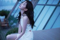 哈喽kitty章若楠闭眸长发女神，纯白裙摆高清4K壁纸，3840x2560超高清美图下载