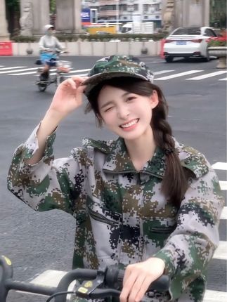 陈不苦：学长好 我系麻辣女兵#军训 #女大学生 #收到需要赶快回复的信息