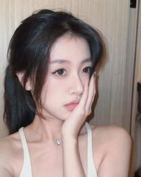 钟芳菲- 每天都在举铁啊 一张照片 半句再见 ​​​