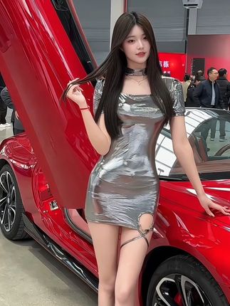 洛洛：车展上拍到的机器人模特，会撩头发、打招呼，和真人一模一样，科技太发达啦 #车模 #现场实拍