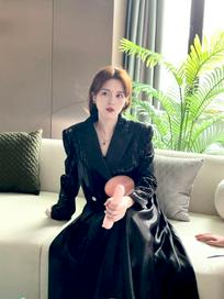 杨雪儿 佟姐怎么心事重重的？ 一定是在思考怎么在齐思乐的心里站C位 