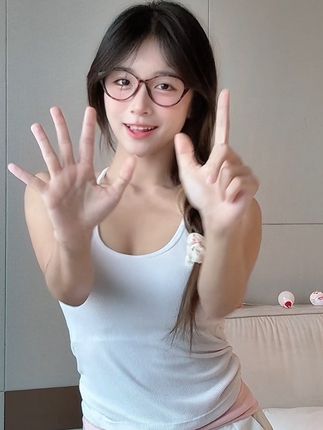 小何何：甜甜的手势舞陪大家过周末！