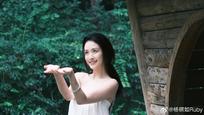 杨祺如鲜花着锦，梦锁红楼。8月16日，谁解其中味。 ​​​
