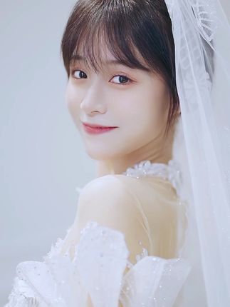 小何何：能让我狂奔的除了大雨也仅有你了#绝美婚纱变装挑战