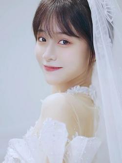 小何何：能让我狂奔的除了大雨也仅有你了#绝美婚纱变装挑战