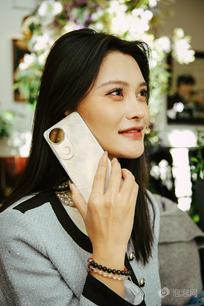 vivo S20拿在手中轻巧贴合，使用体验更加舒适。_PCPOP泡泡网