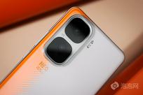 iQOO Neo10 Pro令人惊叹的极窄边框设计