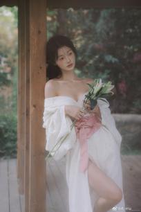 Lily繁忙工作终得歇，劳累之余开心些