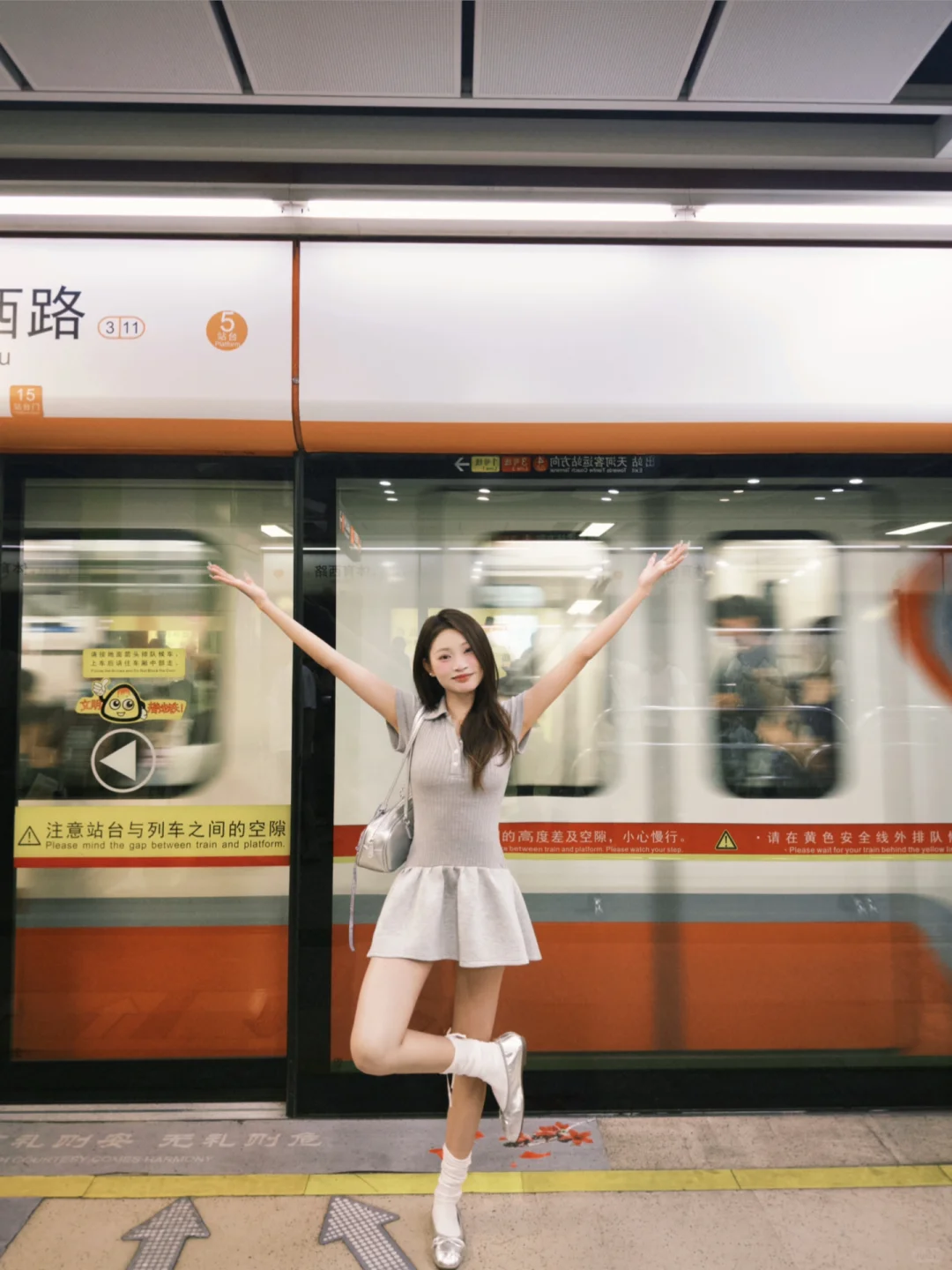 饼饼 快来存几个五一出游万能站姿拍照姿势吧！ - 小红书