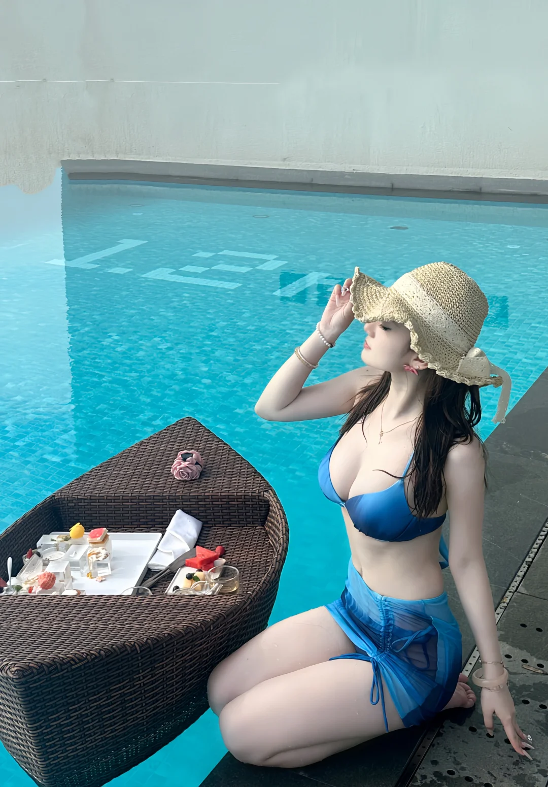 Chihuahua 喜欢玩水#无边泳池 #度假 #比基尼 - 小红书