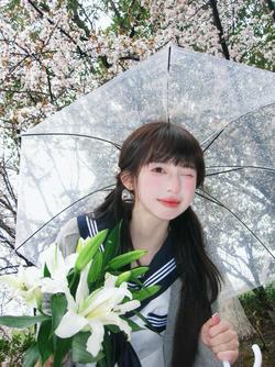 西恩最棒啦：最近的心情就像这阴雨天#雨天拍照 #甜妹 #打伞氛围感照片 #ccd