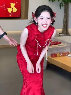 蒜了叭：结婚当天真是给人笑拥了#新中式旗袍 #旗袍敬酒服 #结婚花絮 #结婚礼服 #订婚礼服