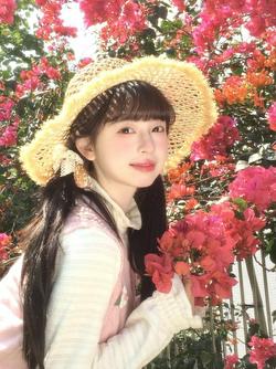 西恩最棒啦：爱我需要很大的勇气。#春天当然要和花花拍照啦 #甜妹 #春日氛围感 #随拍
