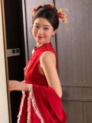 蒜了叭：救了命了 这个回眸一笑好绝啊#新中式旗袍 #旗袍敬酒服 #订婚宴 #订婚旗袍 #结婚旗袍
