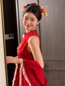 蒜了叭：救了命了 这个回眸一笑好绝啊#新中式旗袍 #旗袍敬酒服 #订婚宴 #订婚旗袍 #结婚旗袍