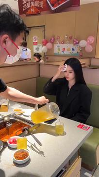 穿破洞黑丝吃火锅 这眼不知道该看哪的动态图