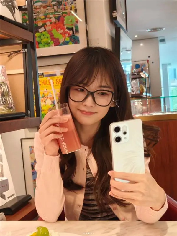 王冰冰在社交平台晒出手持OPPO Reno14的实况自拍照。