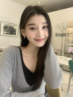 AHRA阿拉日记：最近 好像终于来了春天  #韩国人 #00后 #live图 #甜妹 #AHRA