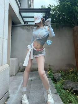 MOMO7：Hola重庆下暴雨#佳诺摇 #今天穿什么 #夏日辣妹 #抖音潮流舞蹈地图