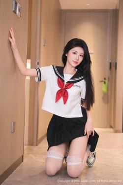 shelly诗莉吖不想让自己太狼狈，所以永远都是转身后才落泪。