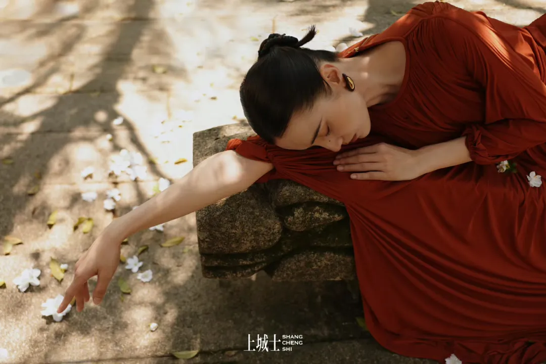 宋佳古典与现代混搭，旗袍成亮点