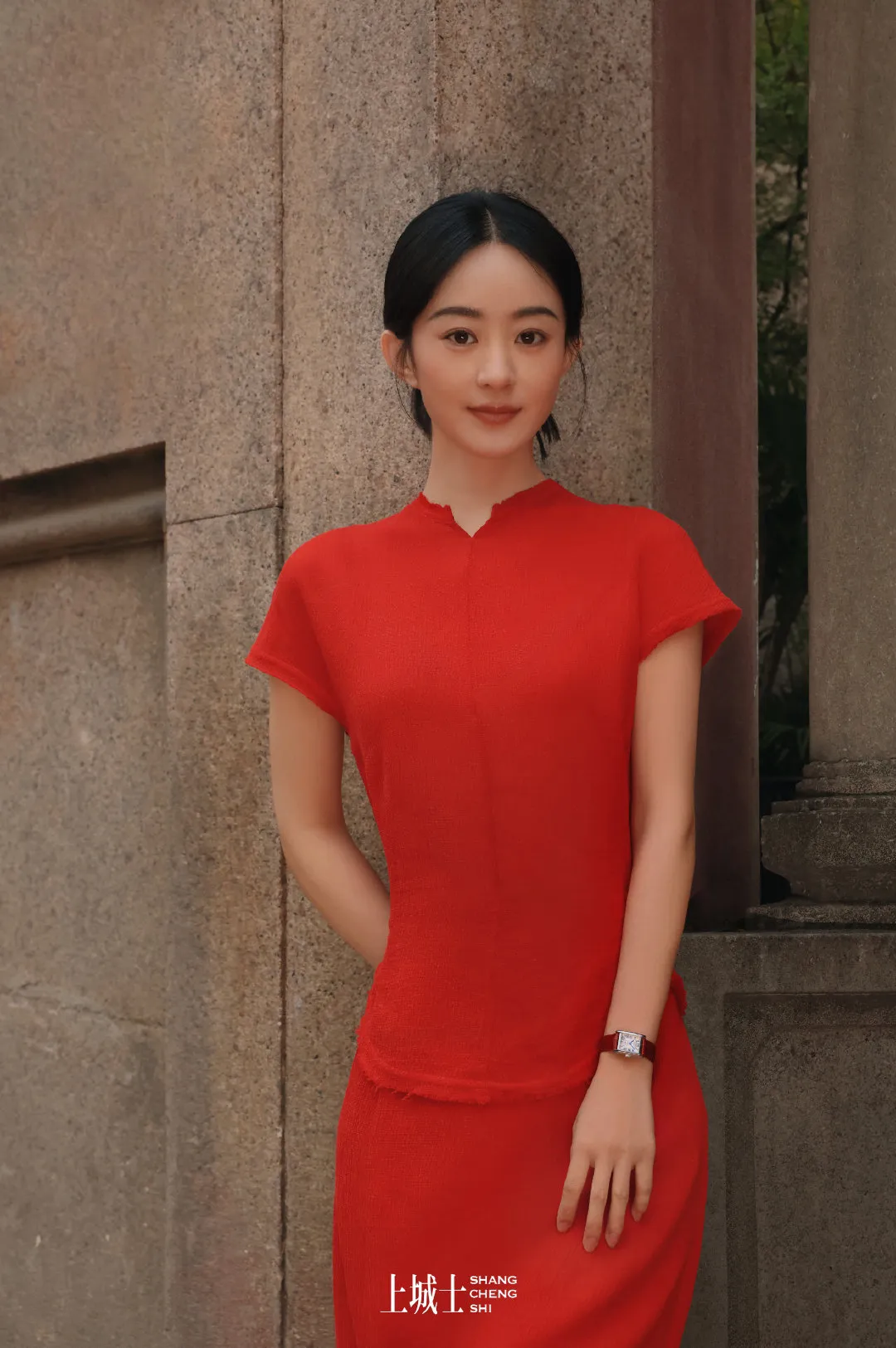 赵丽颖从以前的俏皮可爱，蜕变为如今的清新淡雅。
