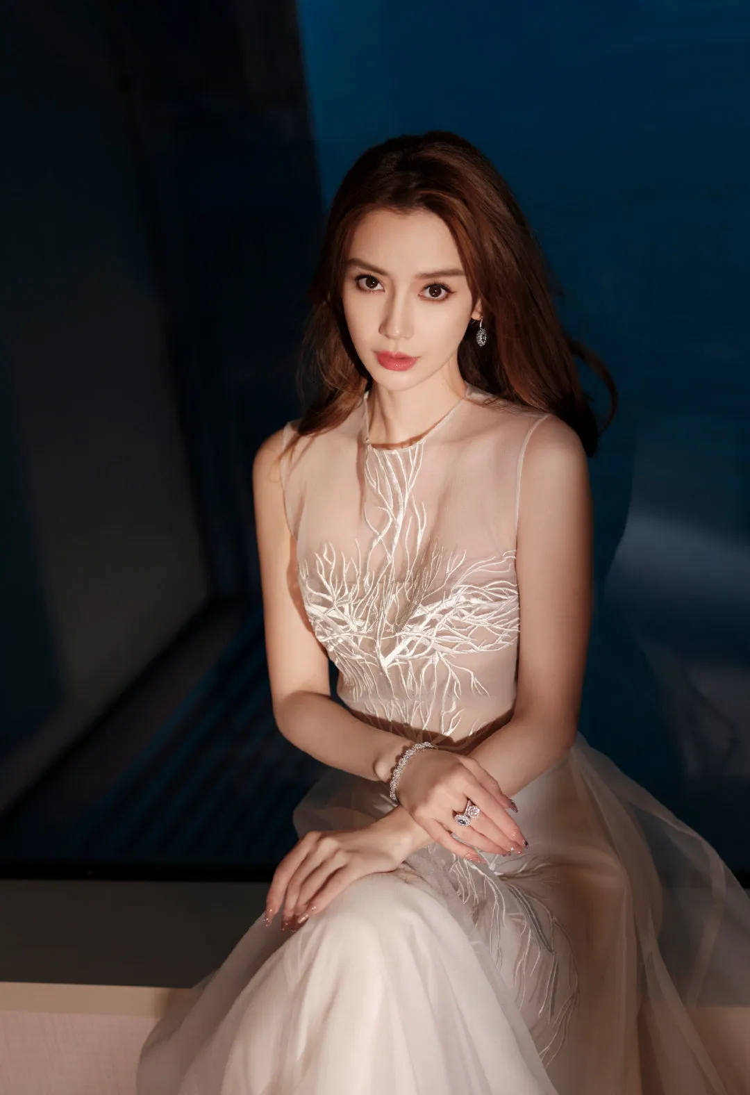 杨颖Angelababy最新亮相照惊艳全网，身穿白色高定长裙，美得像希腊女神！
