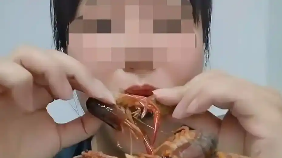 女子吃生腌小龙虾 吸虾头惊呆网友