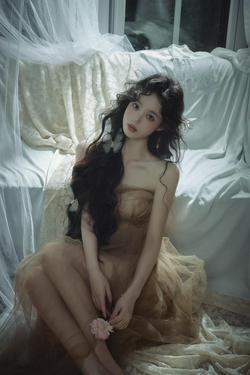 卓：爱是神洒在她肩上的光#清冷低饱和氛围感 #尝试一个新look #妆造 #写真