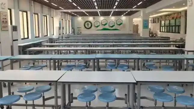 学生靠老干妈下饭 职工餐又多又好?
