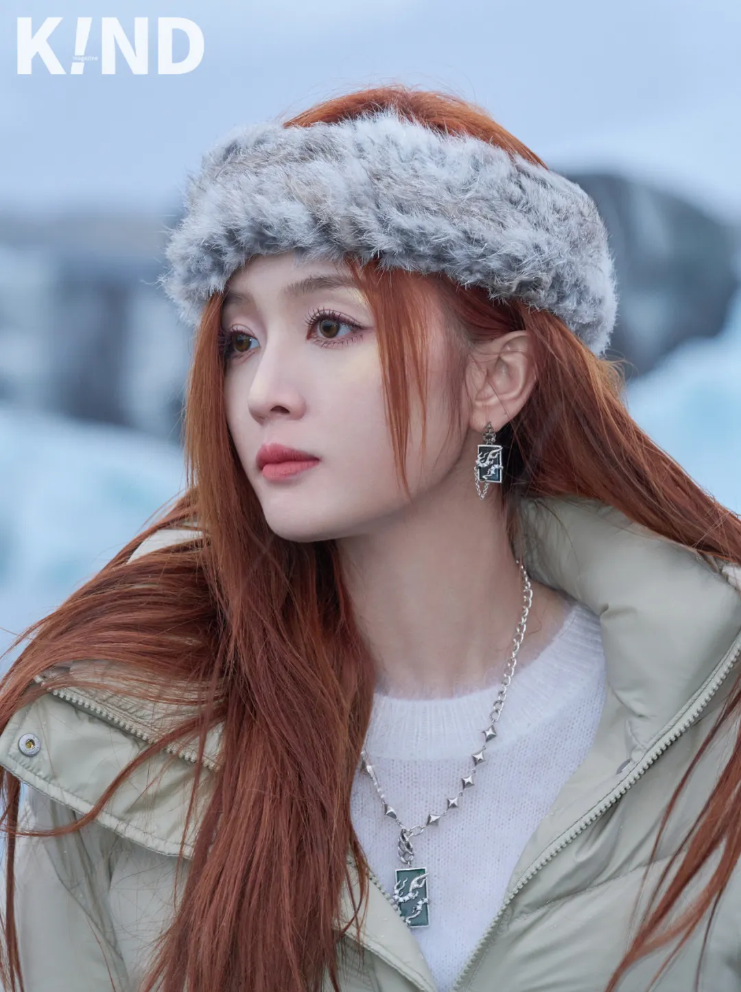 吴宣仪 耳饰、项链均为：JE jadentity   羽绒服：以纯   雪地靴：BELLE